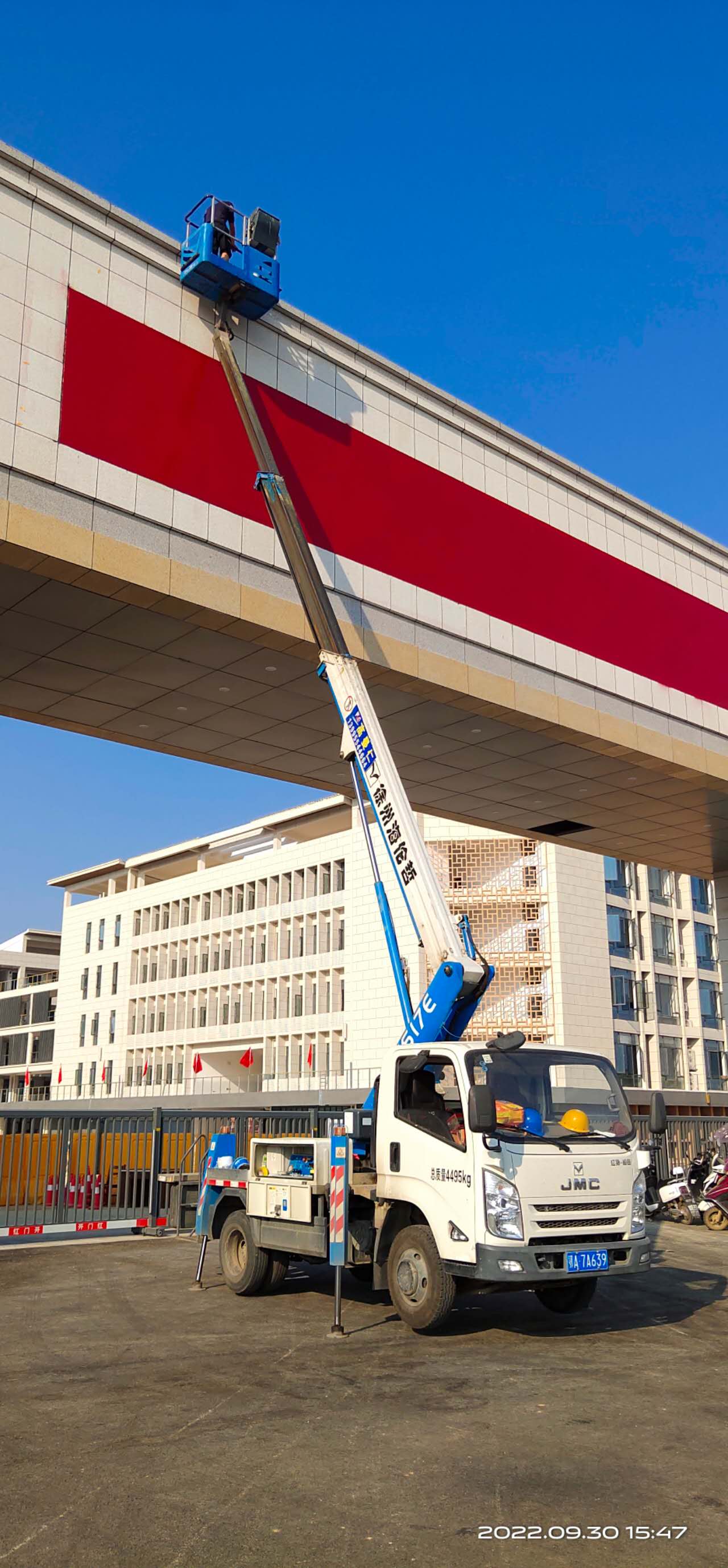 18米蓝牌直臂登高车外墙刷漆施工现场，操作方便