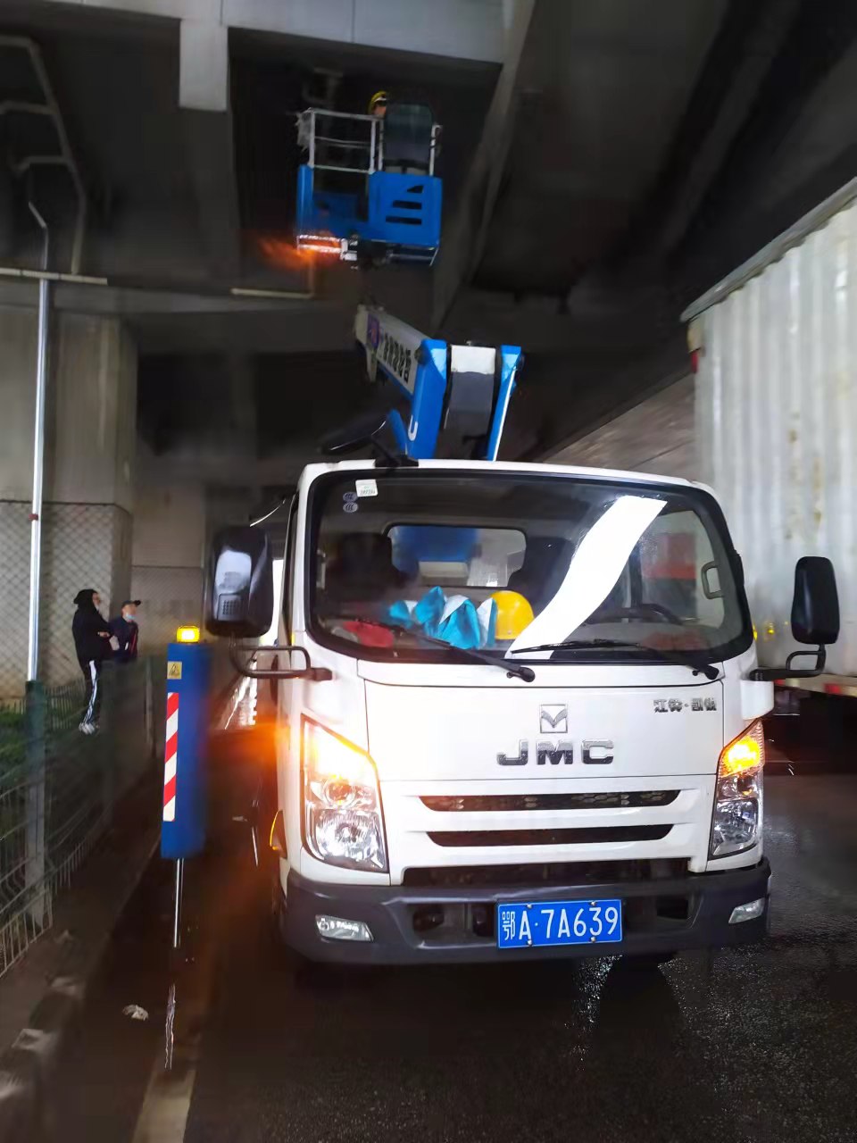 18米直臂登高车隧道维修检测施工现场