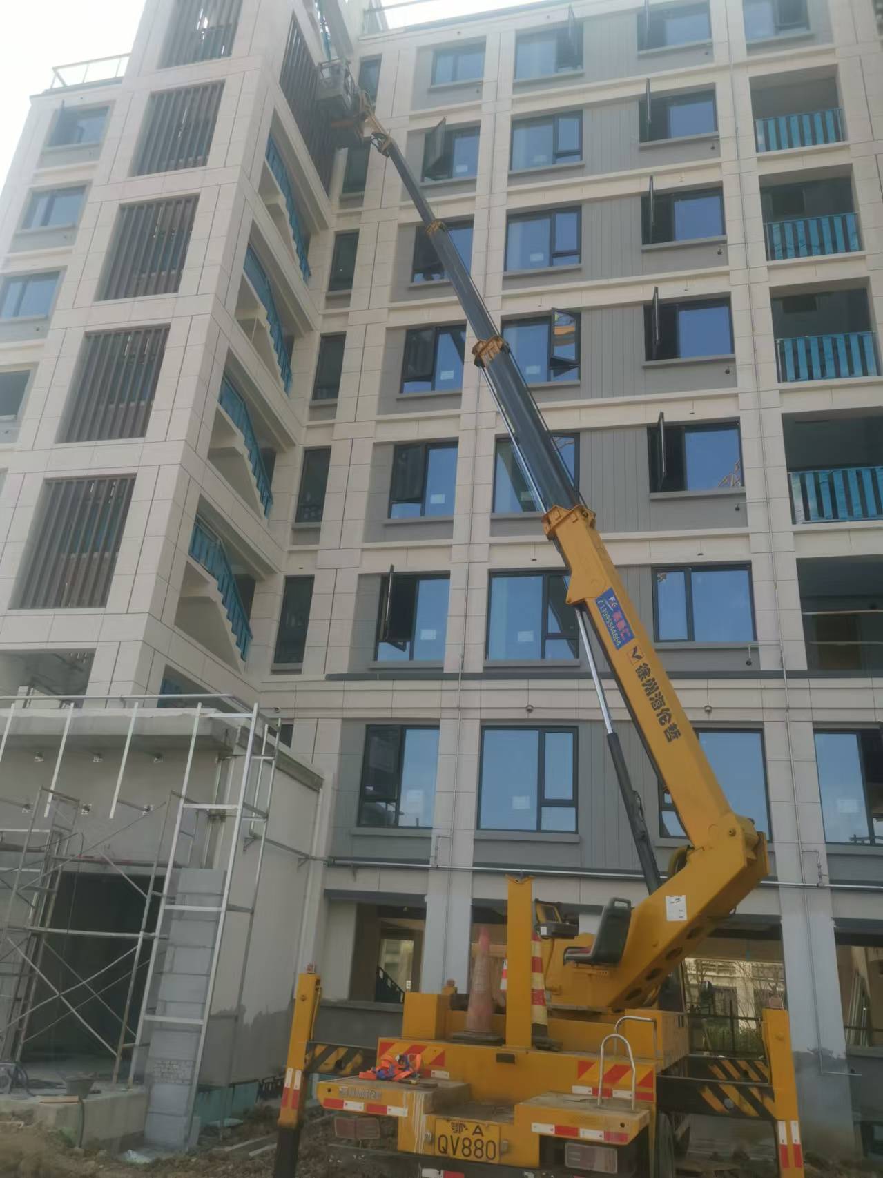 伸缩臂高空车载人高空作业现场