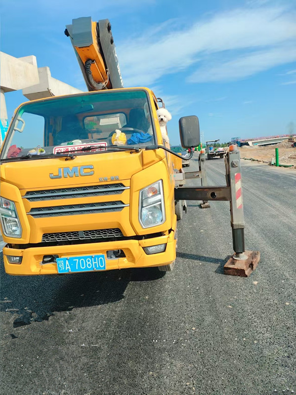 22米登高车高架桥施工现场